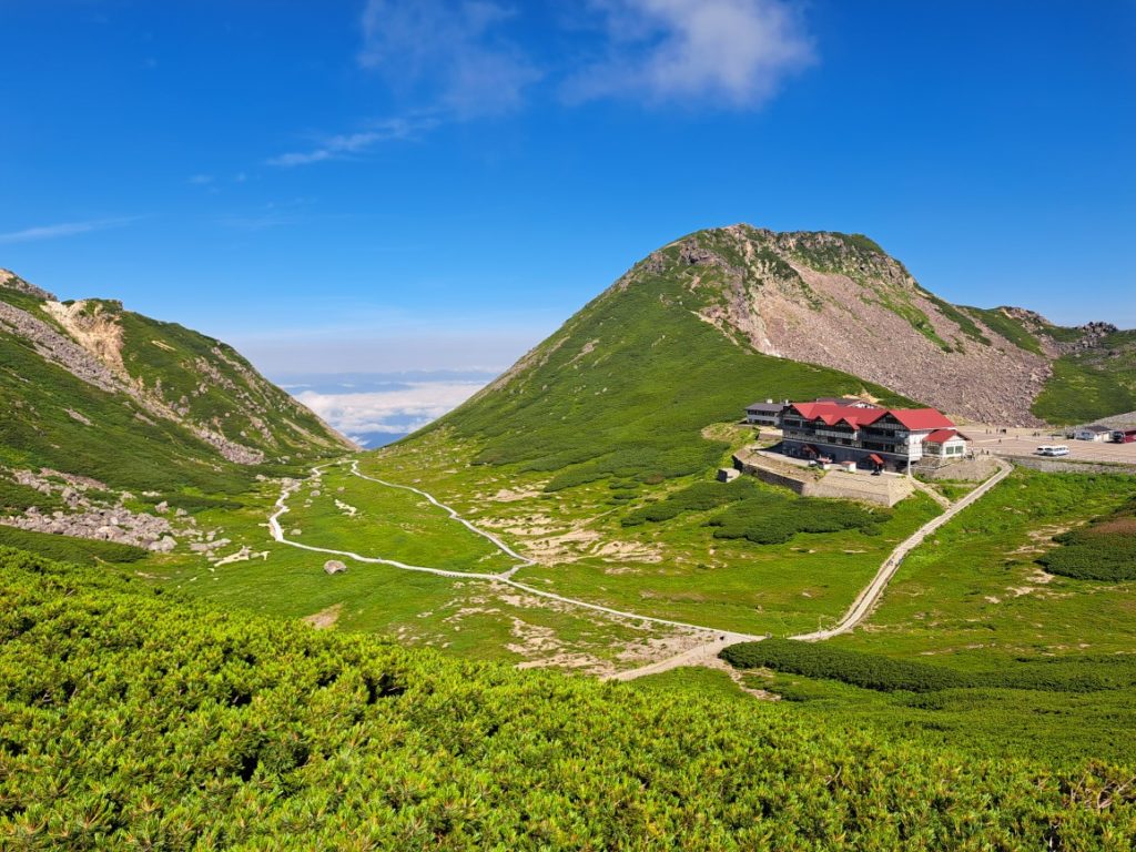 登山道からの畳平の景色